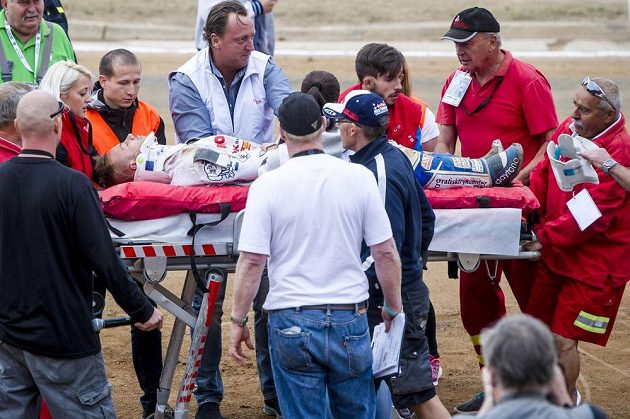 Nicki Pedersen z Dánska po pádu skončil na nosítkách v sanitce. Kvůli jeho nehodě se finále Zlaté přilby opakovalo.
