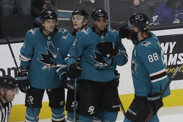 Radost hokejistů San Jose Sharks. Gól slaví Evander Kane (druhý zprava) s českým spoluhráčem Radimem Šimkem.