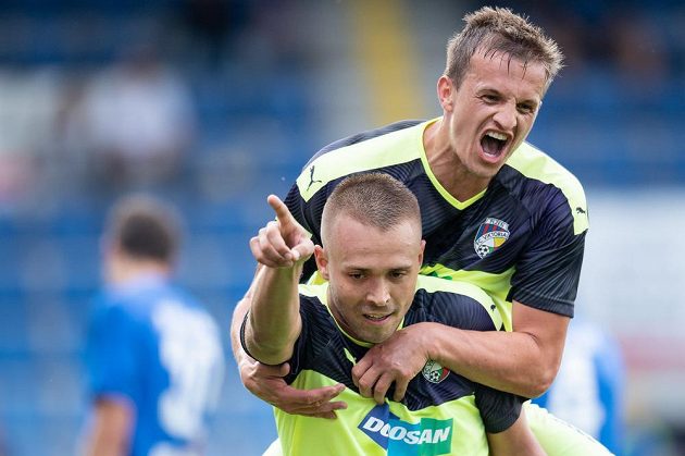 Fotbalisté Viktorie Plzeň Luděk Pernica a Jan Kopic v euforii po vstřeleném gólu Liberci na 2:0.