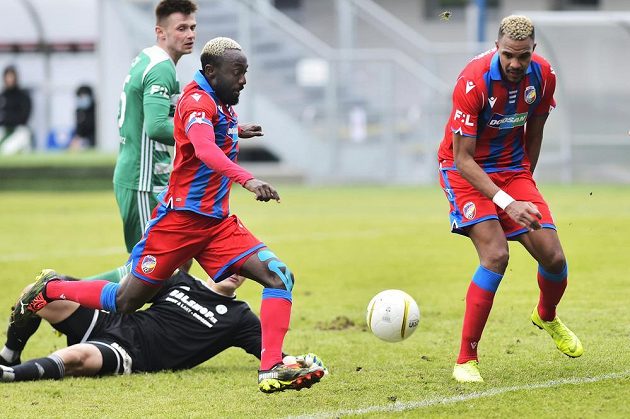 Zleva brankář Patrik Le Giang z Bohemians, Joel Kayamba z Plzně (střílí branku) a Jean-David Beauguel z Plzně.