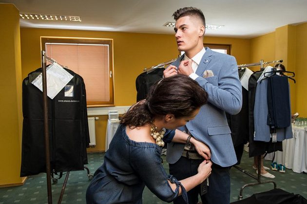 Patrik Schick během zkoušení obleků na srazu reprezentace do 21 let před nadcházejícím ME v Polsku.