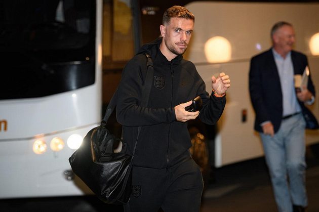 Záložník Anglie Jordan Henderson po příjezdu do hotelu Internacionál k zápasu kvalifikace ME