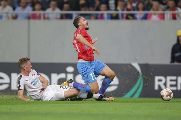 Inkriminovaný moment před prvním gólem FCSB. Po skluzu Tomáše Hájka rumunský útočník Constantin Budescu upadl a pískala se penalta.