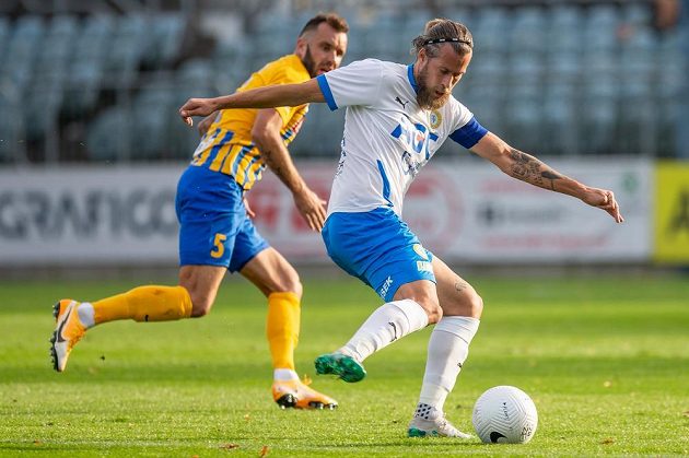 Jan Žídek from Opava and Jakub Mareš from Teplice during the match of the highest competition.