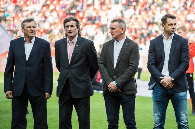 Legendy Slavie Praha (zleva): Miroslav Beránek, Ivo Knoflíček, Pavel Řehák a Pavel Kuka při slavnostním přebírání stadiónu Eden.