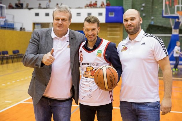 Leopold König po křtu kalendáře Svitav v klubovém dresu společně s šéfem týmu Pavlem Špačkem (vlevo) a Martinem Lepoldem.
