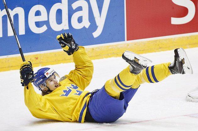 Švédský hokejista Oskar Lindblom slaví gól proti Slovensku ve čtvrtfinále MS hráčů do 20 let.