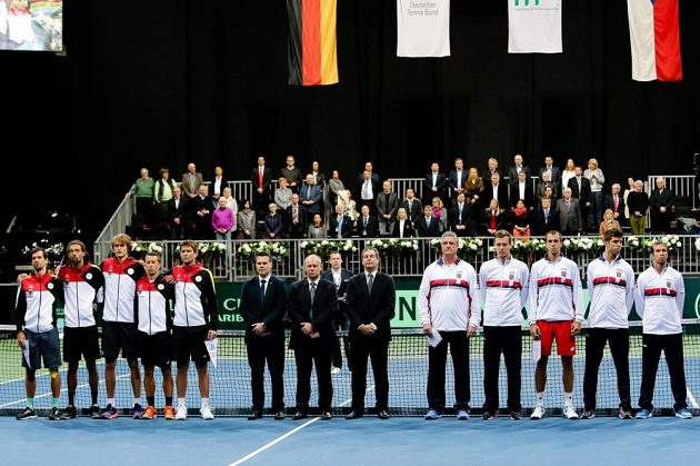 Německý tým (vlevo) a český výběr (vpravo) krátce před zahájeném vzájemného zápasu v 1. kole Davis Cupu.