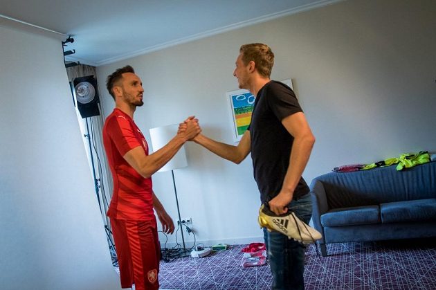 Tomáš Sivok se zdraví s Ladislavem Krejčím před pořizováním snímků pro kalendář FAČR na příští rok.