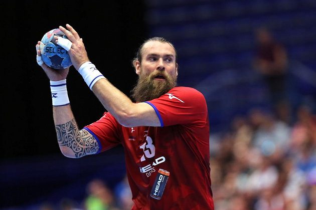 Pavel Horák z České republiky v akci během utkání kvalifikace o postup na ME 2020 házenkářů s Bosnou.