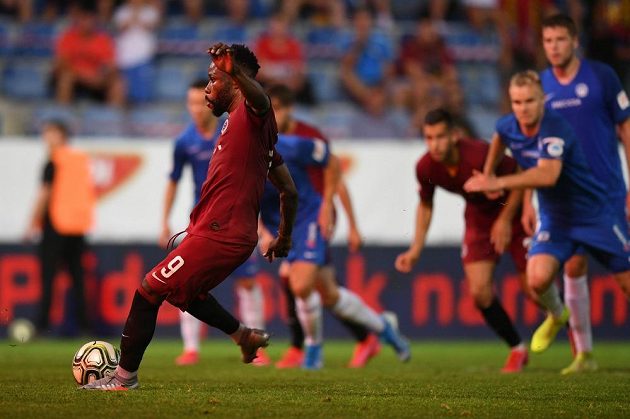 Fotbalista Sparty Guélor Kanga proměňuje penaltu ve MOL Cupu na hřišti Slovanu Liberec.