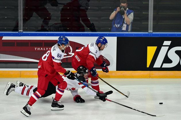 Utkání skupiny B mistrovství světa v hokeji: ČR - Kanada. Zleva český útočník David Pastrňák, Matt Duchene z Kanady a český reprezentant Jakub Jeřábek spěchají za pukem.
