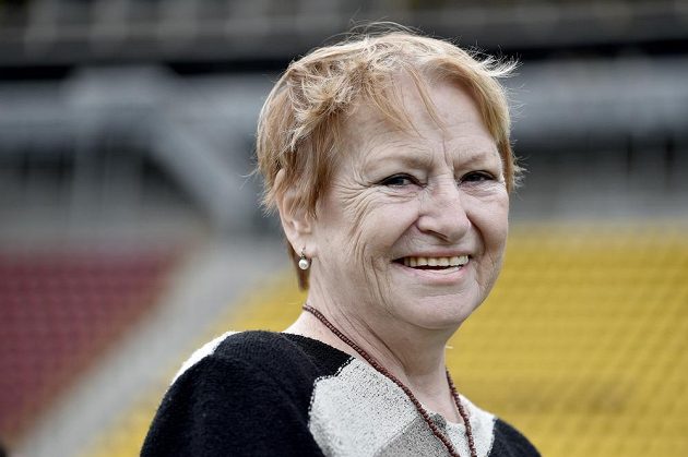 Věra Čáslavská během posledního rozloučení s legendárním fotbalistou Josefem Masopustem v Praze na Julisce.