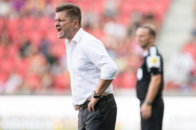 Trenér Mladé Boleslavi Dušan Uhrin mladší během utkání 5. kola HET ligy na Slavii. Takhle si návrat do Edenu nepředstavoval, jeho tým prohrál 0:4.