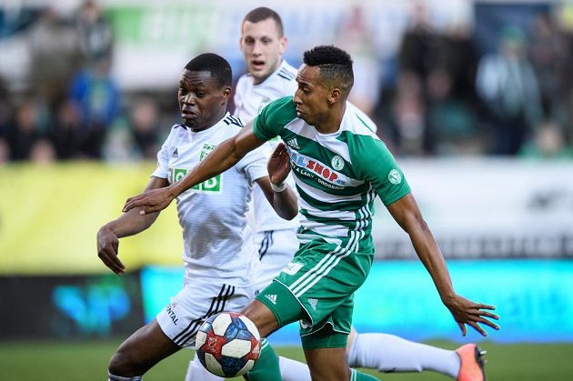 Gigli Ndefe z Karviné a Jhon Mosquera (vpravo) z Bohemians během utkání 23. kola v Praze.