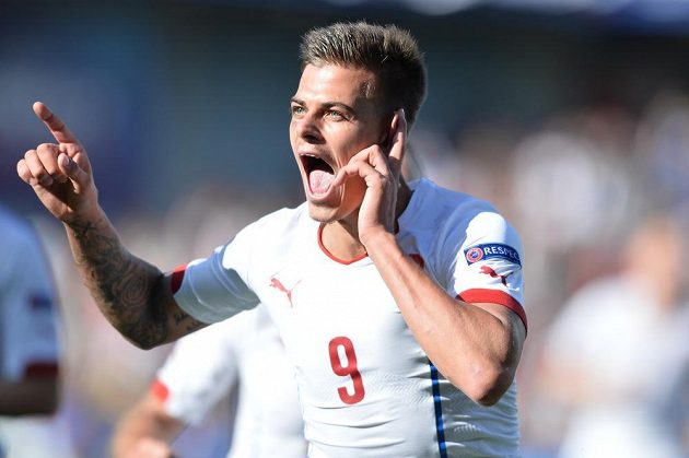 Český útočník Jan Kliment se raduje po jedné ze svých branek v první půli proti Srbům.