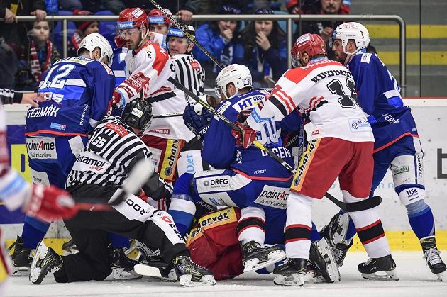 Strkanice mezi hokejisty Hradce Králové a Komety Brno ve čtvrtfinále play off.