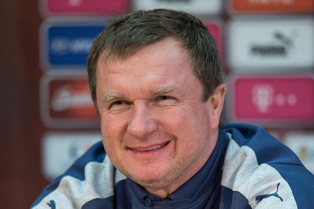 Trenér české reprezentace Pavel Vrba během tiskové konference před utkáním se Skotskem.