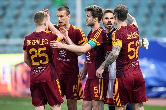 Fotbalisté Dukly Praha (zleva): Michal Bezpalec, Ivan Ostojič, Marek Hanousek, Filip Rada a Martin Jiránek oslavují vítězství nad Libercem.