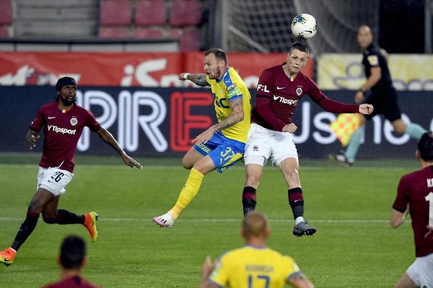 Zleva Costa Nhamoinesu ze Sparty, Jakub Řezníček z Teplic a Ladislav Krejčí ze Sparty.