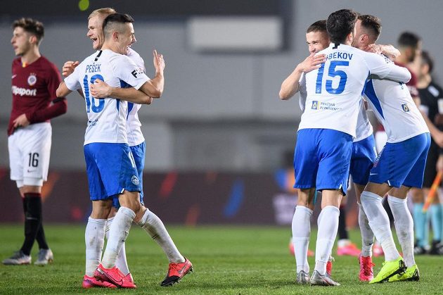 Výhra je doma. Fotbalisté Slovanu Liberec (zleva): Jan Mikula, Jakub Pešek, Tomáš Malinský, Achmed Alibekov a Matěj Hybš oslavují vítězství 2:0 na půdě Sparty.