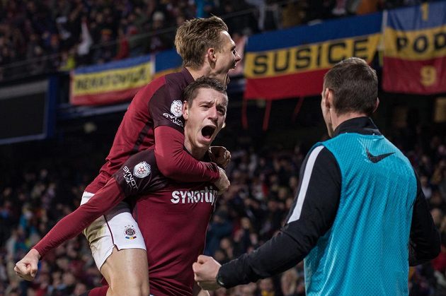 Hráči Sparty Ondřej Zahustel a Bořek Dočkal oslavují gól na 3:1 v derby se Slavií.