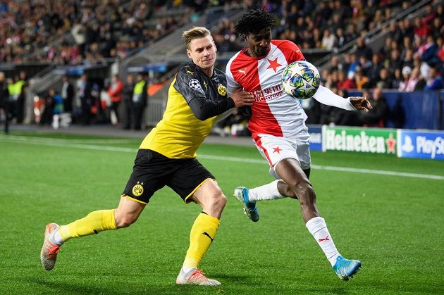 Lukasz Piszczek z Dortmundu a Peter Olayinka ze Slavie Praha během utkání základní skupiny Ligy mistrů v Praze.