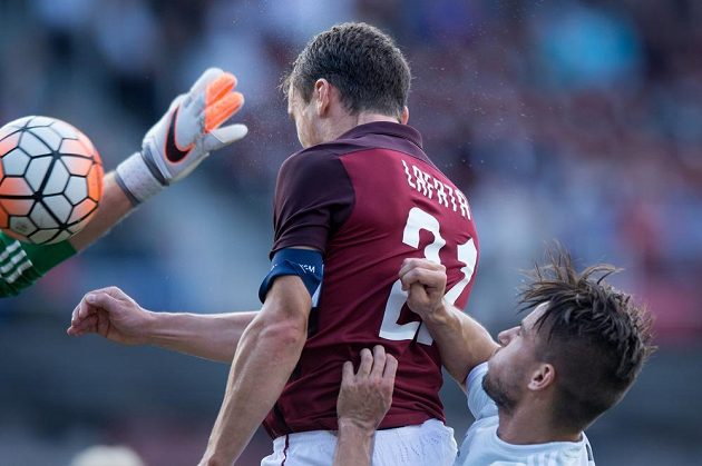 David Lafata ze Sparty Praha a jeho gólová hlavička během utkání 7. kola Synot ligy proti Olomouci.