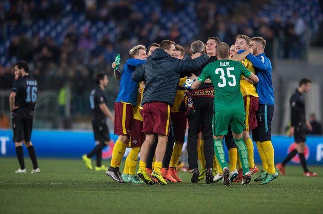 Fotbalisté Sparty Praha oslavují vítězství 3:0 a postup do čtvrtfinále Evropské ligy, zatímco hráči Lazia (v pozadí) jen bezmocně koukají na hrací plochu.