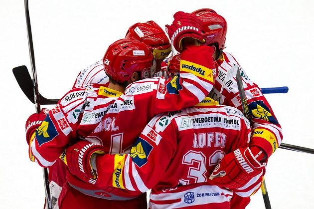 Třinečtí hokejisté se radují z gólu proti Plzni v utkání 6. kola Tipsport extraligy.