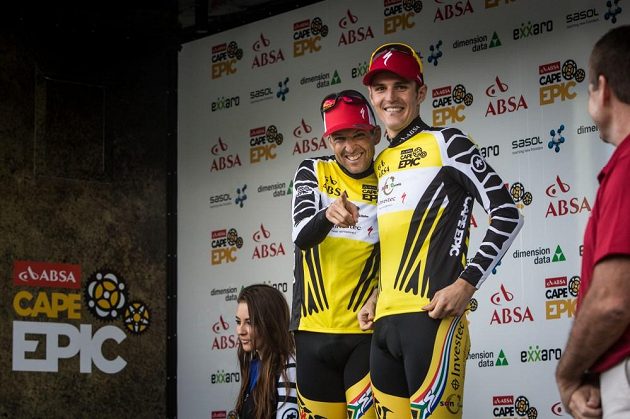 Jaroslav Kulhavý (vpravo) a Christoph Sauser z týmu Songo Specialized ve žlutých dresech pro lídry Cape Epic 2015.