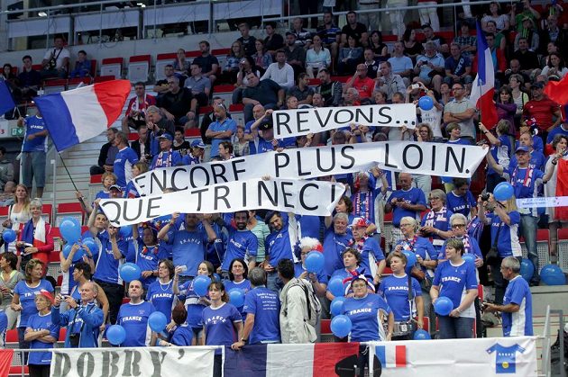 Francouzští fanoušci během čtvrtfinále Davisova poháru. Na transparentu je napsáno: "Sníme... Že se dostaneme dál než do Třince."