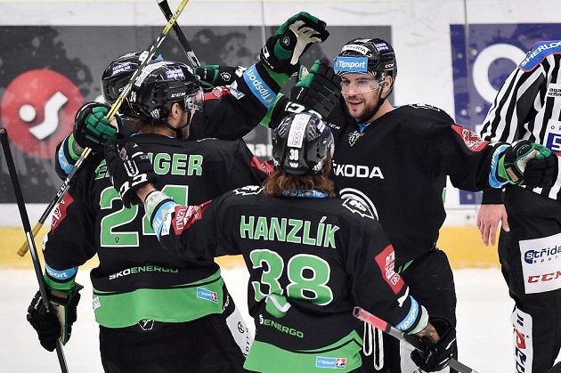 Autor druhého gólu Dominik Pacovský (vpravo) se raduje se spoluhráči z Boleslavi. Inkasoval Liberec