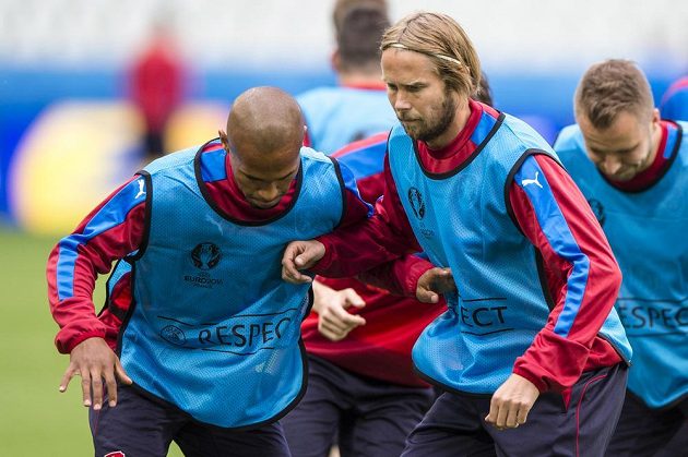 Čeští fotbalisté během tréninku v St. Étienne. Vlevo je obránce Theodor Gebre Selassie, vpravo pak Jaroslav Plašil.