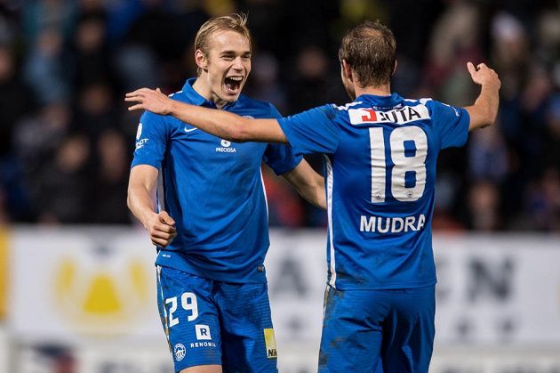 Fotbalisté Slovanu Liberec Lukáš Pokorný (vlevo) a Jan Mudra oslavují vítězství nad Spartou.