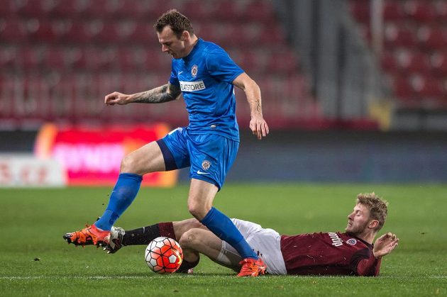 Sparťanský obránce Jakub Brabec se snaží vypíchnout míč brněnskému útočníkovi Jakubu Řezníčkovi (vlevo) v dohrávce 15. kola Synot ligy.