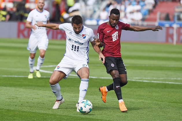 Milan Baroš (vlevo) z Baníku a Guélor Kanga ze Sparty.