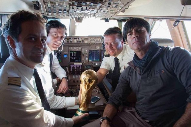 S trofejí pro mistry světa se při odletu z Ria de Janeiro pomazlili i piloti leteckého speciálu, který přepravil německé šampióny a kouče Joachima Löwa (vpravo) zpět do vlasti.