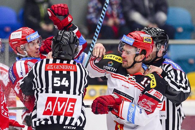 Třinecký útočník Daniel Rákos (vlevo) v rozmíšce Martinem Štajnochem z Hradce Králové.