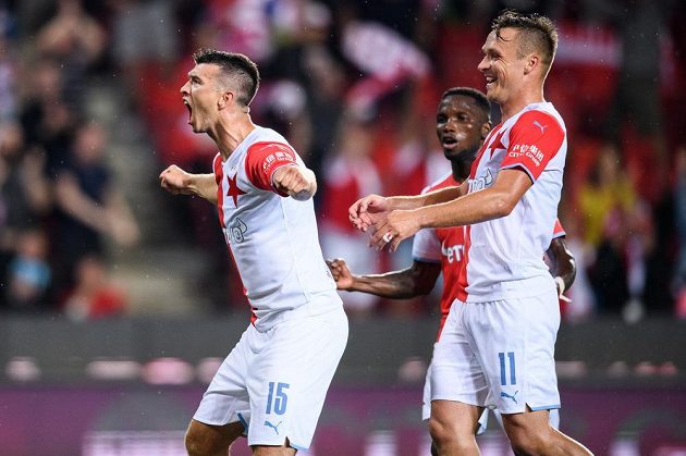 Fotbalisté Slavie Praha Ondřej Kúdela, Ubong Moses Ekpai a Stanislav Tecl oslavují gól na 4:0 z penalty během utkání Fortuna ligy.