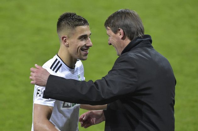 Zleva Ondřej Lingr z Karviné a trenér týmu František Straka po výhře v derby nad Baníkem.