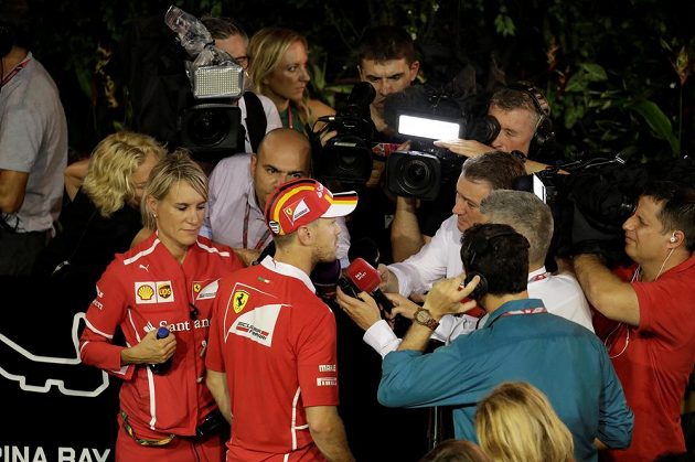 Závod F1 v Singapuru byl v plném proudu, Sebastian Vettel už odpovídal na otázky novinářům, protože měl hned po startu bouračku.