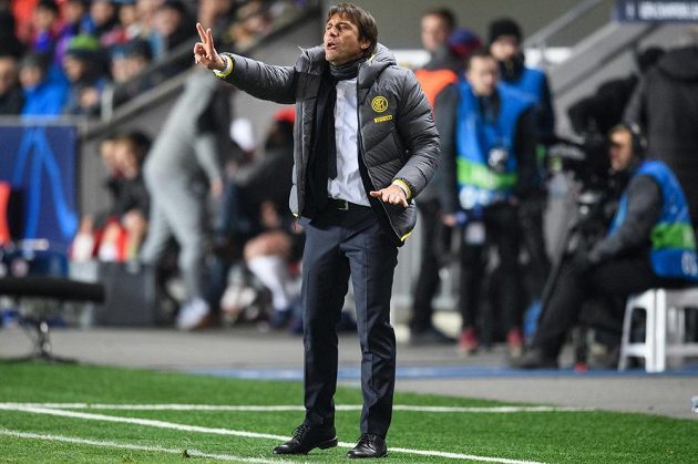 Trenér Interu Milán Antonio Conte udílí pokyny během utkání základní skupiny Ligy mistrů na Slavii.