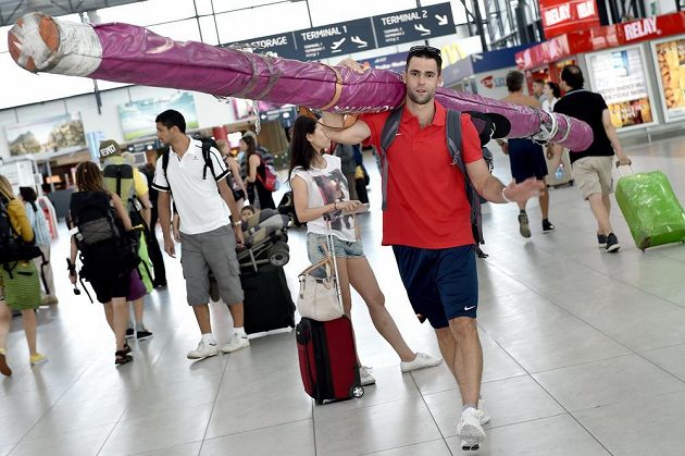 Tyčkař Jan Kudlička na letišti Václava Havla před odletem na atletické mistrovství světa do čínského Pekingu.