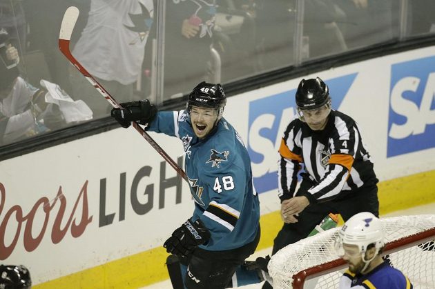 Český útočník ve službách San Jose Tomáš Hertl se raduje ze své druhé trefy proti St. Louis.
