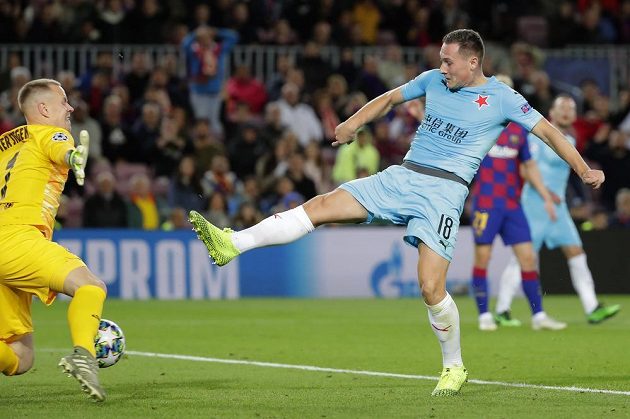 Jan Bořil překonal v závěru první půle z bezprostřední blízkosti brankáře Barcelony Marca-Andrého ter Stegena, ale gól pro ofsajd slávistického střelce neplatil.