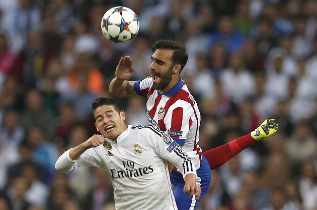 James Rodríguez z Realu Madrid (v bílém) v hlavičkovém souboji s Ardou Turanem z Atlétika.