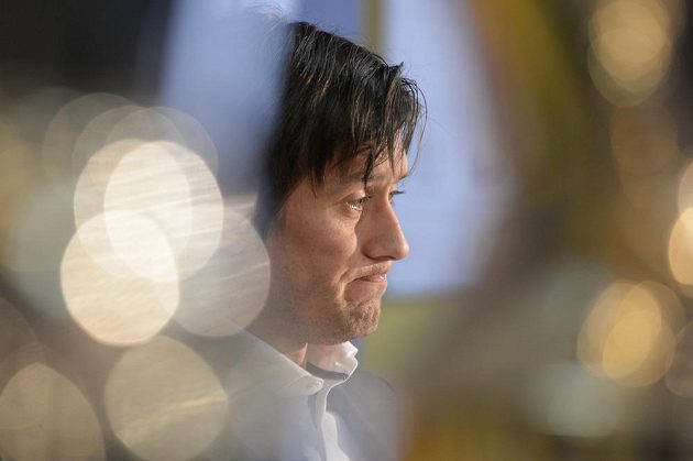 Fotbalový záložník a bývalý kapitán české reprezentace Tomáš Rosický oznámil ukončení své hráčské kariéry na tiskové konferenci.