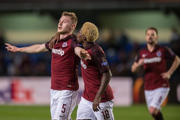 Fotbalisté Sparty Praha Jakub Brabec (vlevo) a Tiémoko Konaté oslavují vyrovnávací gól na stadiónu El Madrigal ve španělském Villarrealu.