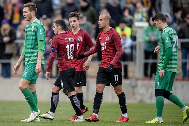 Fotbalisté Sparty Tal Ben Chaim (vravo) a Nicolae Stanciu oslavují gól na 2:0 během přípravného utkání s Vltavínem.